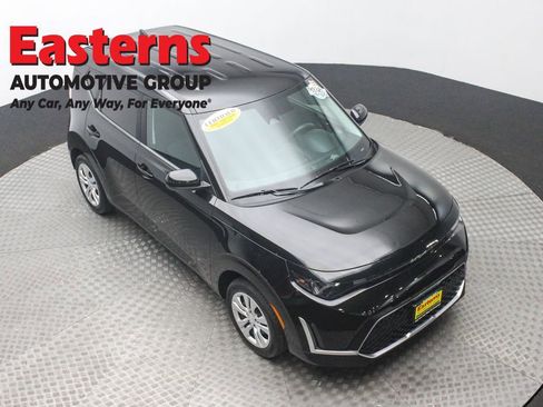 Used 2023 Kia Soul LX FWD image 3