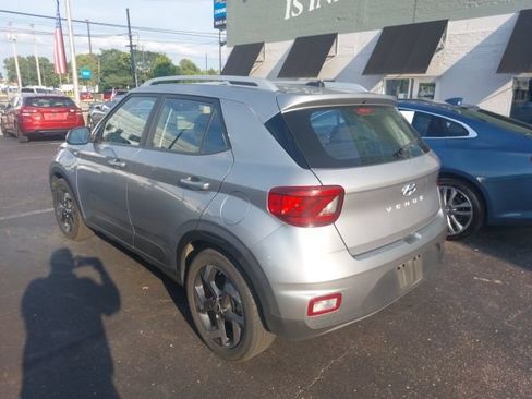Used 2025 Hyundai Venue SEL FWD image 3