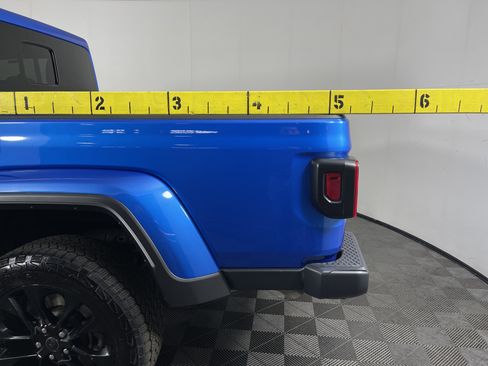 Used 2024 Jeep Gladiator Sport image 7