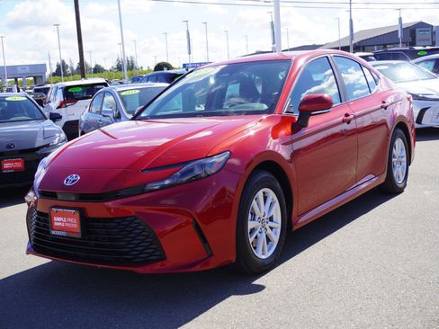 Used 2025 Toyota Camry LE image 5