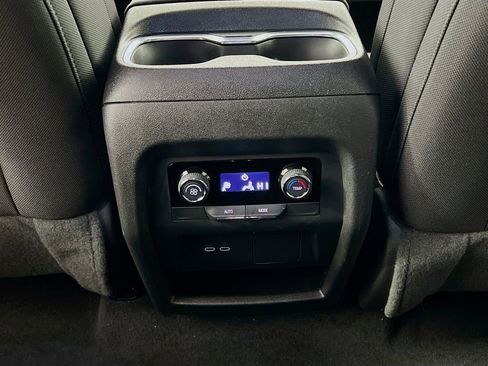 Used 2025 Chevrolet Traverse LT image 25