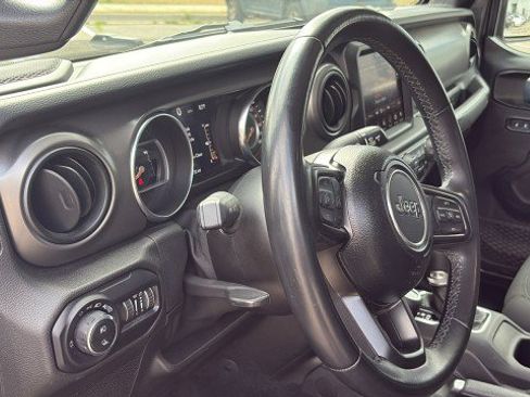 Used 2021 Jeep Gladiator Sport image 9