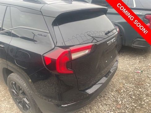 Used 2023 GMC Terrain SLE w/ Driver Convenience Package image 4