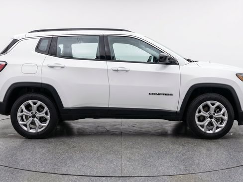 Used 2025 Jeep Compass Latitude AWD/4WD image 11