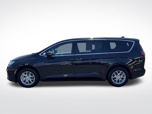 Used 2025 Chrysler Pacifica Select FWD image 2