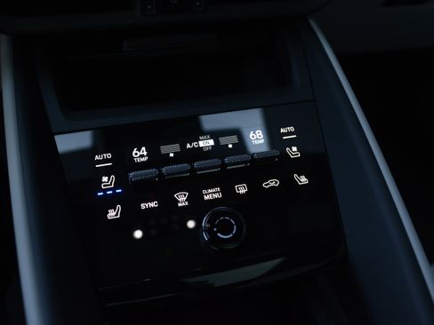 Certified 2025 Porsche Macan 4S Electric AWD/4WD image 22