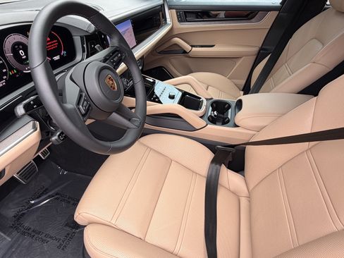 Certified 2024 Porsche Cayenne Turbo AWD/4WD image 4