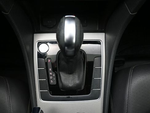 Used 2022 Volkswagen Passat 2.0T R-Line image 8