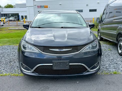 Used 2019 Chrysler Pacifica Touring Plus w/ Tire & Wheel Group FWD image 2