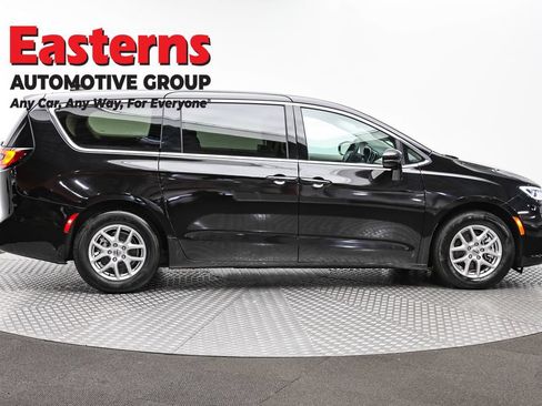 Used 2024 Chrysler Pacifica Touring-L FWD image 4