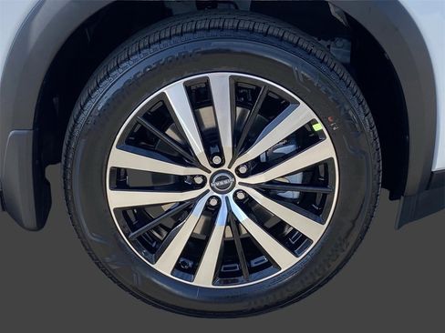 New 2025 Nissan Pathfinder Platinum image 7