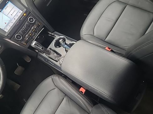 Used 2017 Ford Explorer XLT w/ Equipment Group 202A AWD/4WD image 17