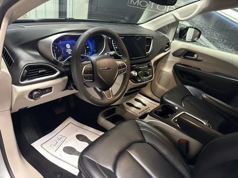 Used 2024 Chrysler Pacifica Touring-L FWD image 6