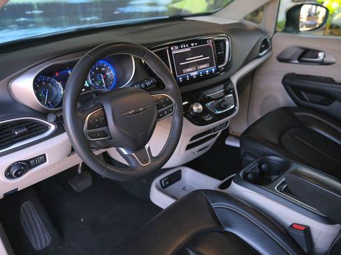 Used 2023 Chrysler Pacifica Touring-L FWD image 14