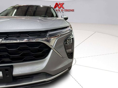 Used 2025 Chevrolet Trax LT w/ Sunroof Package FWD image 13