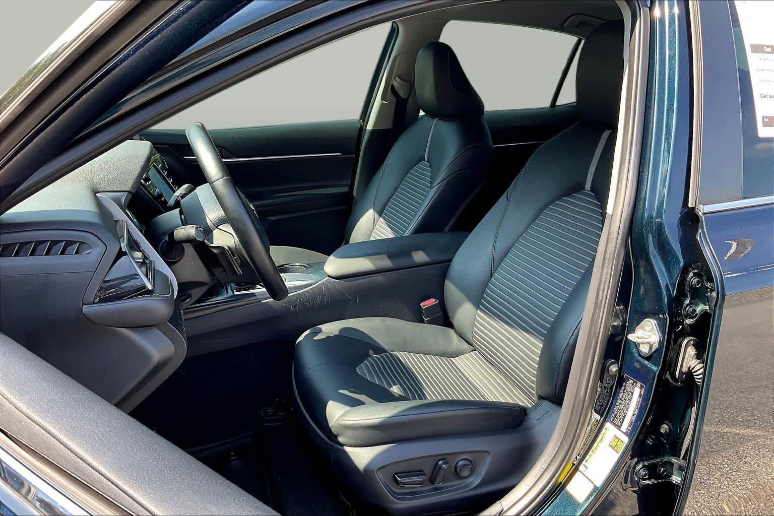 Used 2020 Toyota Camry SE FWD image 8