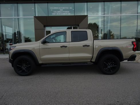 Used 2023 Chevrolet Colorado Trail Boss w/ Technology Package AWD/4WD image 2