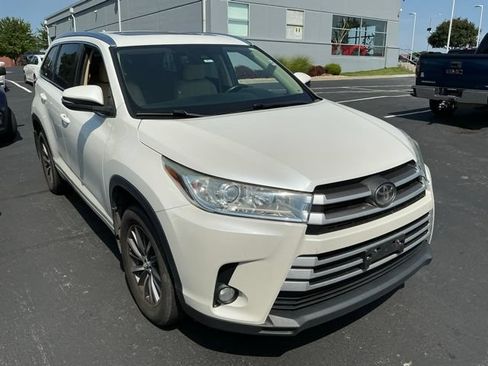 Used 2018 Toyota Highlander XLE AWD/4WD image 2