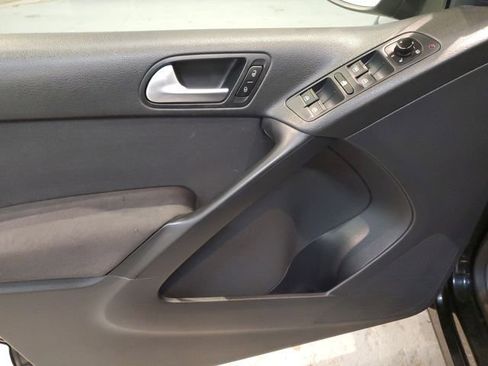Used 2014 Volkswagen Tiguan S image 11