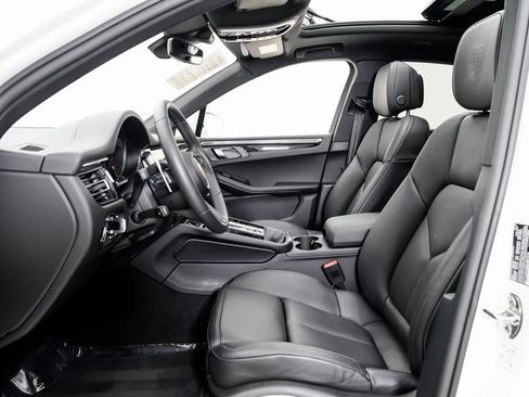 Used 2025 Porsche Macan image 6