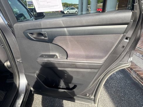 Used 2020 Toyota Highlander LE image 48