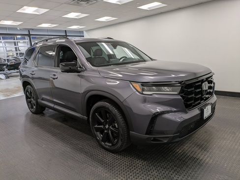 Certified 2025 Honda Pilot Black Edition image 3