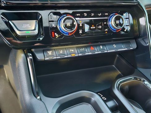 Used 2025 GMC Sierra 2500 AT4 image 29