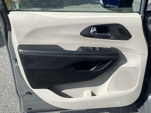 Used 2023 Chrysler Pacifica Touring-L image 12