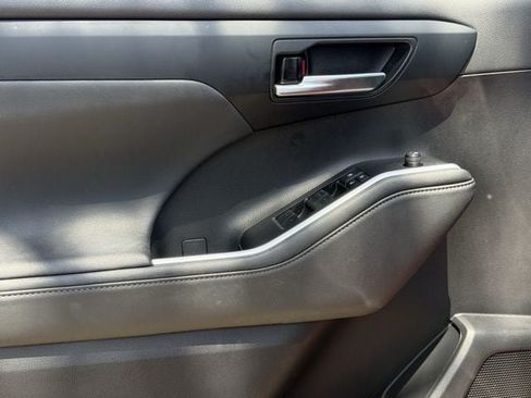 Used 2023 Toyota Highlander XLE FWD image 28
