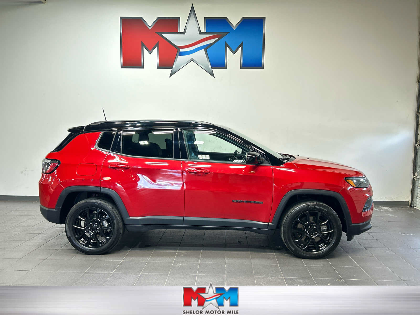 Used 2023 Jeep Compass Latitude AWD/4WD image 1