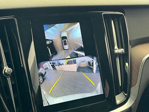 Used 2025 Volvo V60 B5 Cross Country Plus image 17