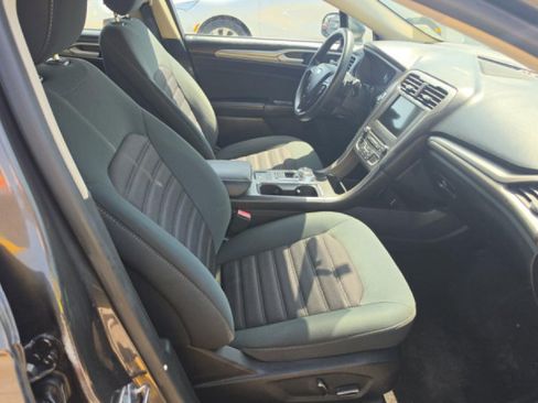 Used 2018 Ford Fusion SE w/ Fusion SE Technology Package FWD image 6