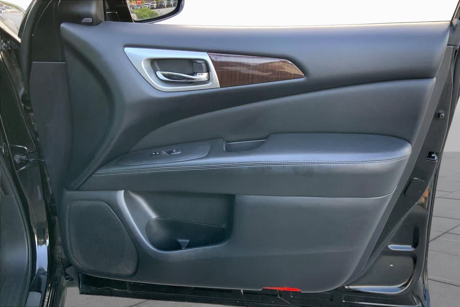 Used 2015 Nissan Pathfinder Platinum w/ Cargo Package FWD image 22