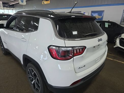 Used 2025 Jeep Compass Limited AWD/4WD image 4