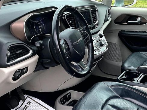Used 2018 Chrysler Pacifica Touring-L FWD image 13