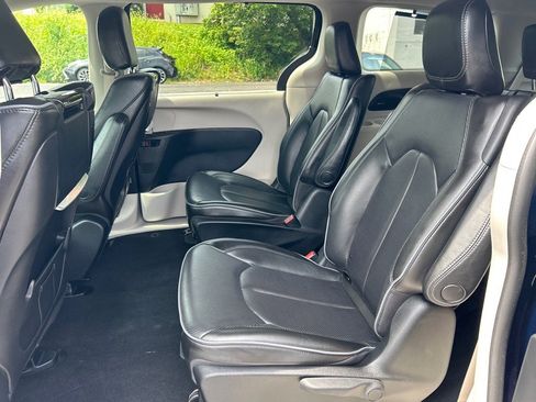 Used 2020 Chrysler Pacifica Limited image 8