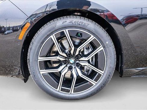 Used 2025 BMW 740i xDrive AWD/4WD image 9
