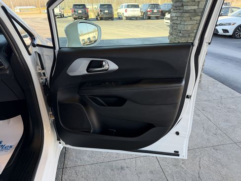 Used 2019 Chrysler Pacifica Touring-L w/ S Appearance Package image 34