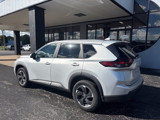 Used 2024 Nissan Rogue SV FWD image 5