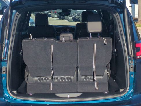 Certified 2025 Chrysler Pacifica Select image 12