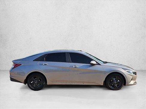 Used 2023 Hyundai Elantra SEL FWD image 4