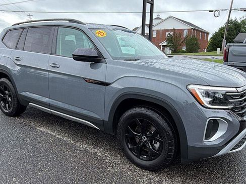 Used 2025 Volkswagen Atlas Peak Edition SE AWD/4WD image 3