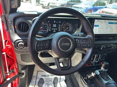 Used 2024 Jeep Gladiator Mojave AWD/4WD image 19