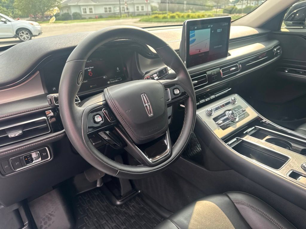 Used 2023 Lincoln Aviator AWD w/ Premium Package image 5