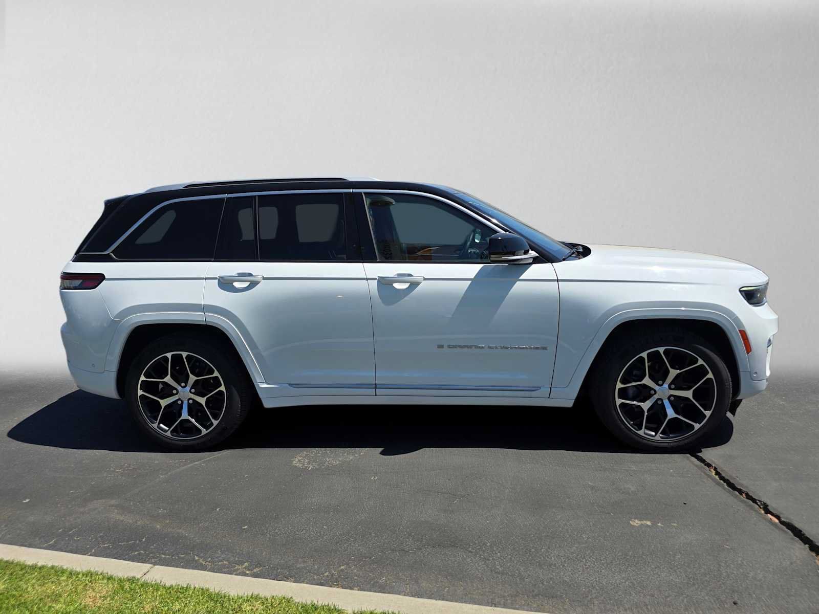 Used 2022 Jeep Grand Cherokee Summit AWD/4WD image 2