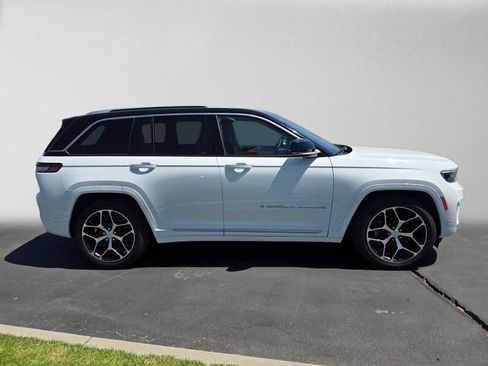 Used 2022 Jeep Grand Cherokee Summit AWD/4WD image 2