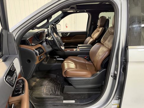 Used 2023 Lincoln Navigator Reserve image 11