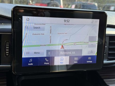 Used 2024 Ford Explorer Limited image 3