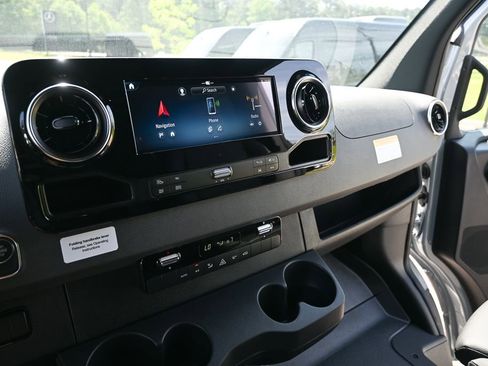 Used 2025 Mercedes-Benz Sprinter 2500 image 12