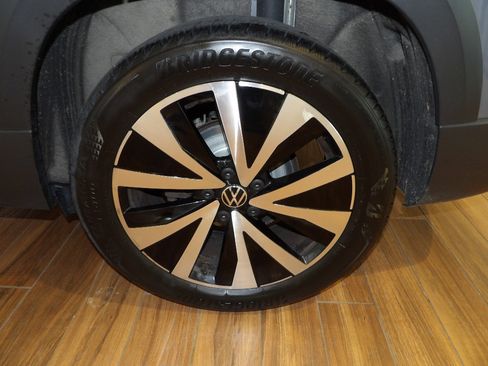 Used 2023 Volkswagen Taos SE w/ Panoramic Sunroof Package AWD/4WD image 9